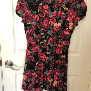 F21 FLORAL BLACK SHORTSLEEVE DRESS - size M